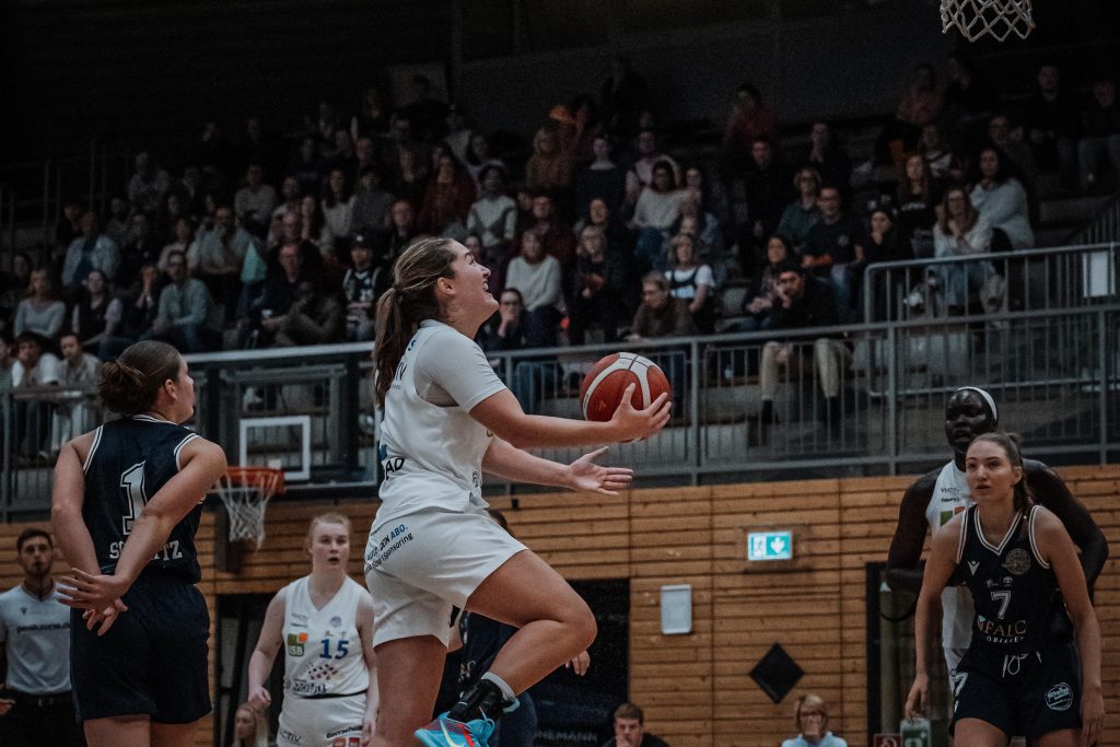 AstroLadies Bochum feiern deutlichen Heimsieg gegen den Hürther BC