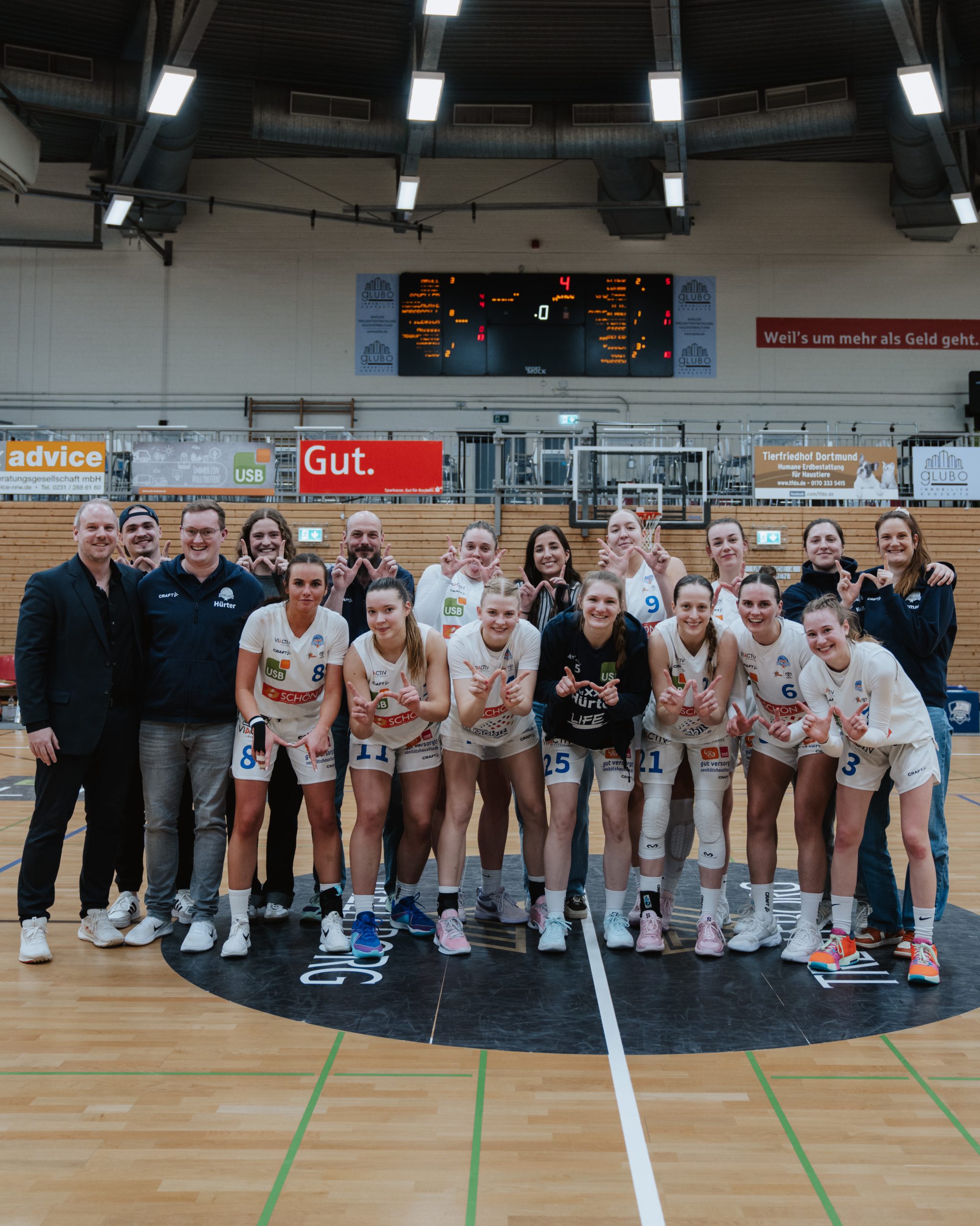 AstroLadies verwandeln Matchball