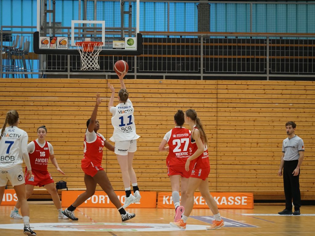 AstroLadies gewinnen Saisonauftakt gegen die Hurricanes